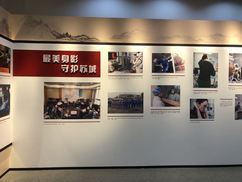 参观展览2.jpg